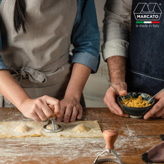 MARCATO Formă de ravioli și fursecuri, Aparat de ravioli, Forme de fursecuri, Lemn masiv și aluminiu turnat, Fabricat în Italia, Ștampilă rotundă de 58 mm