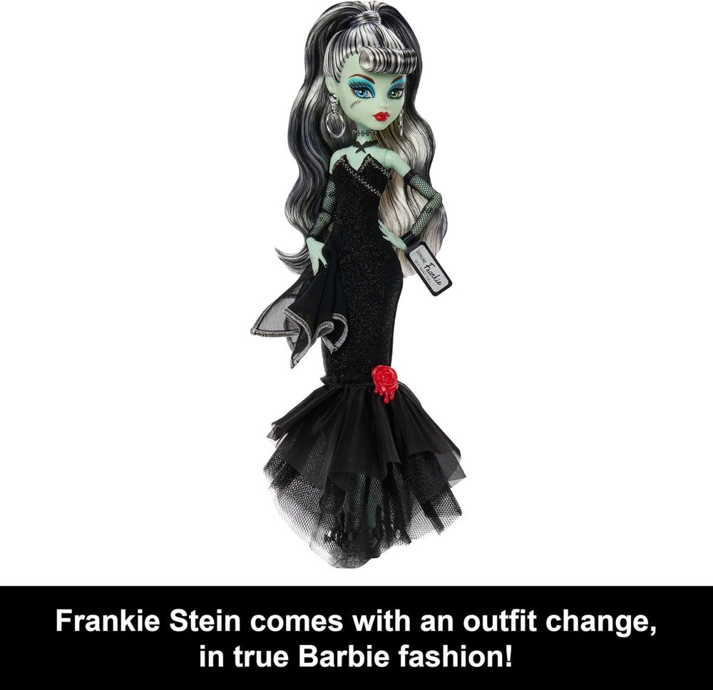 Păpușă Monster High x Barbie Frankie Stein cu costum de baie original inspirat de Barbie și rochie de seară neagră „Solo in The Spotlight”, accesorii, JHK28