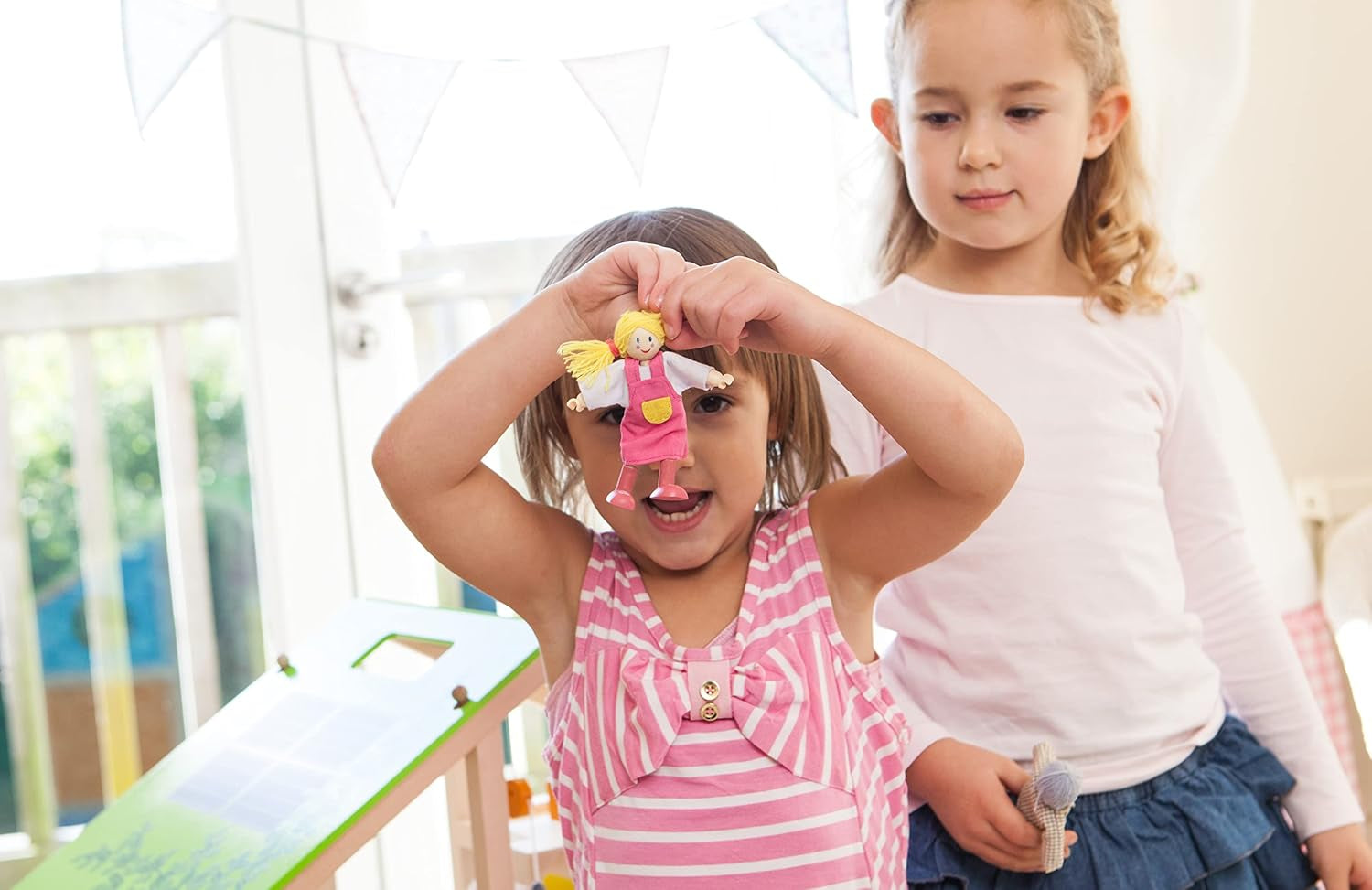 Hape dukkefamilie prisvindende dukkefamiliesæt unikt trædukkehustilbehør Fantastisk leg 6 dukkefamiliemedlemmer Naty Shop-dukker