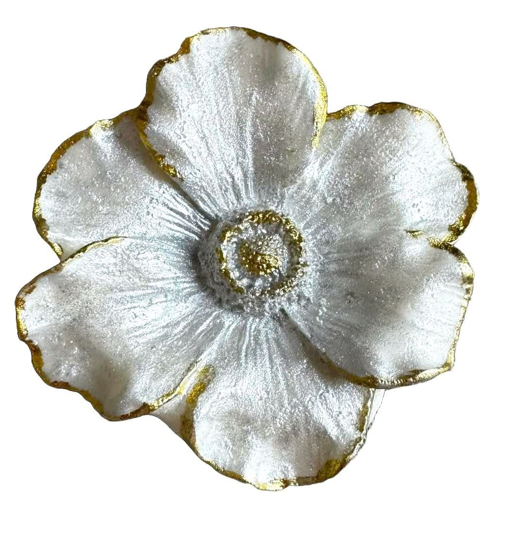 Decoratiune comestibila din zahar, Camelie alb sidef cu auriu Decoratiuni din Pasta de Zahar Nati Shop