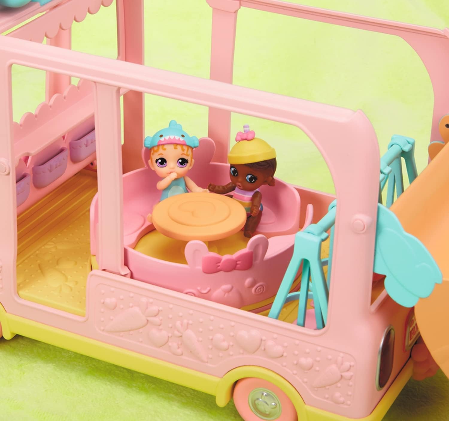 BABY born 904763 Autobuz Surpriză Bebeluși - autobuz de jucărie roz pentru păpuși mini mici, cu 2 păpuși exclusive, cărucior triplu, balansoar, carusel, tobogan și leagăn triplu.