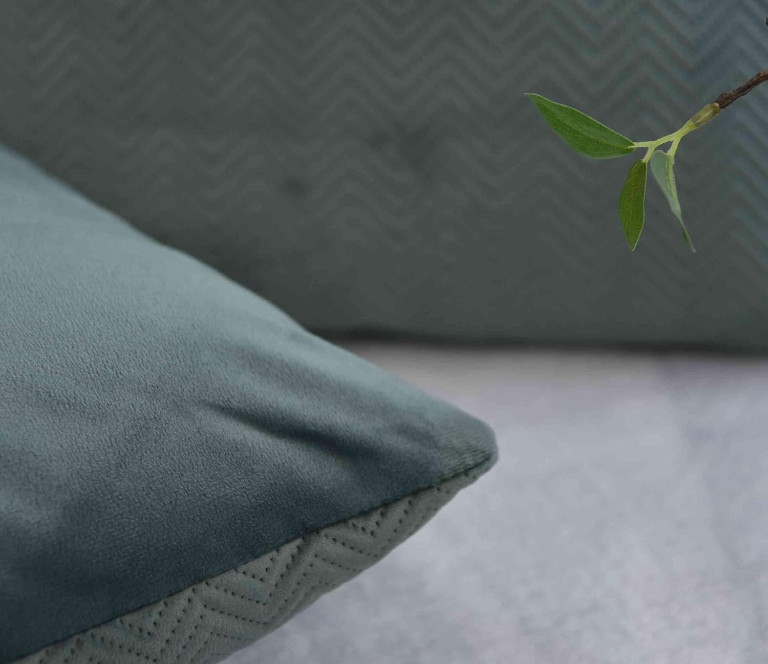 Cutie pentru perdele Pernă Pernă decorativă Lxw 45X45 Cm Verde Jacquard "Greta" Cu design în formă de heringbone Închidere cu fermoar ușor de întreținut Umplutură moale 320G - Varietate de culori, 2023510 Perne calatorie Naty Shop