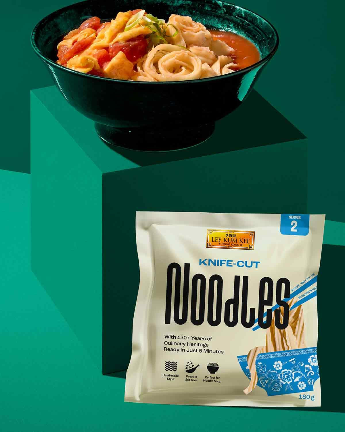 LEE KUM KEE Knife Cut Nudler - asiatiske knivskårne nudler med en velsmagende fast tekstur, ideel til wokretter og supper, halvtørre, to portioner pr. pakke, 6 x 180 g multipak