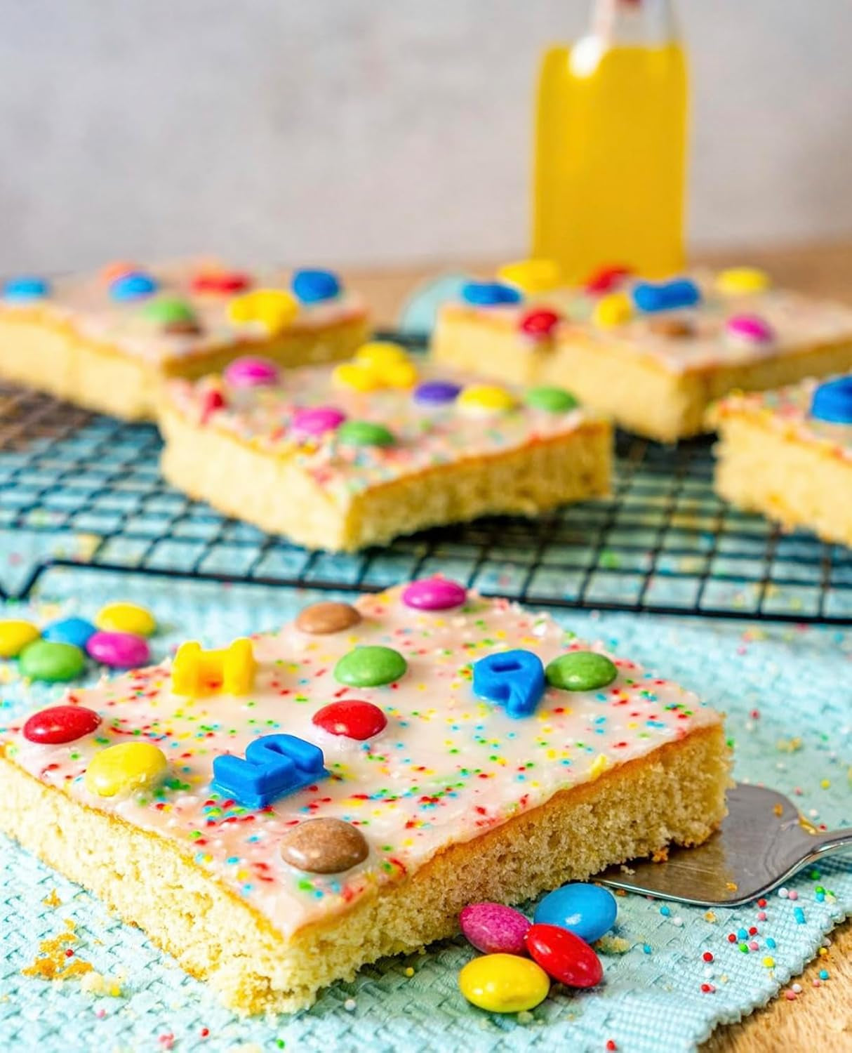 RUF Love Chokolade Chokolade Linsedekorationer, lavet af fin mælkechokolade med en sprød og farverig sukkerglasur, 75g pr.