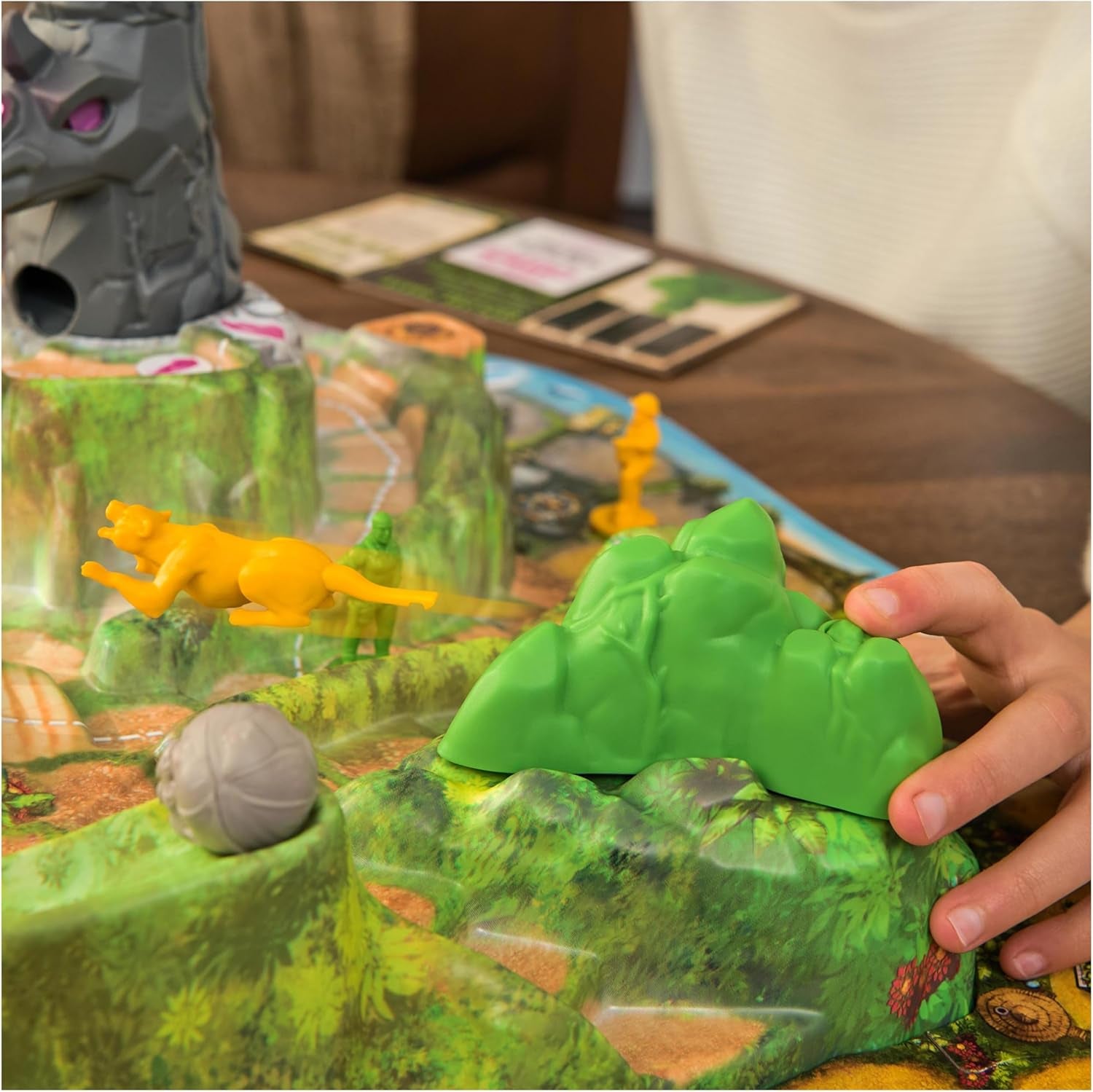 Spin Master Games - Jumanji Stampede - un joc de aventură 3D cooperativ de amploare pentru întreaga familie, 2-4 jucători, cu vârsta de 8 ani și peste