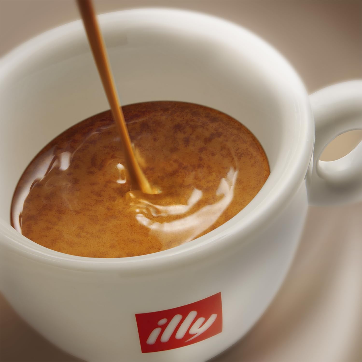illy Vollbohnenkaffee – perfekt geröstete Bohnen – Classico Medium Roast – mit Noten von Karamell, Orangenblüte und Jasmin – 100% Arabica – ohne Konservierungsstoffe – 500 ml