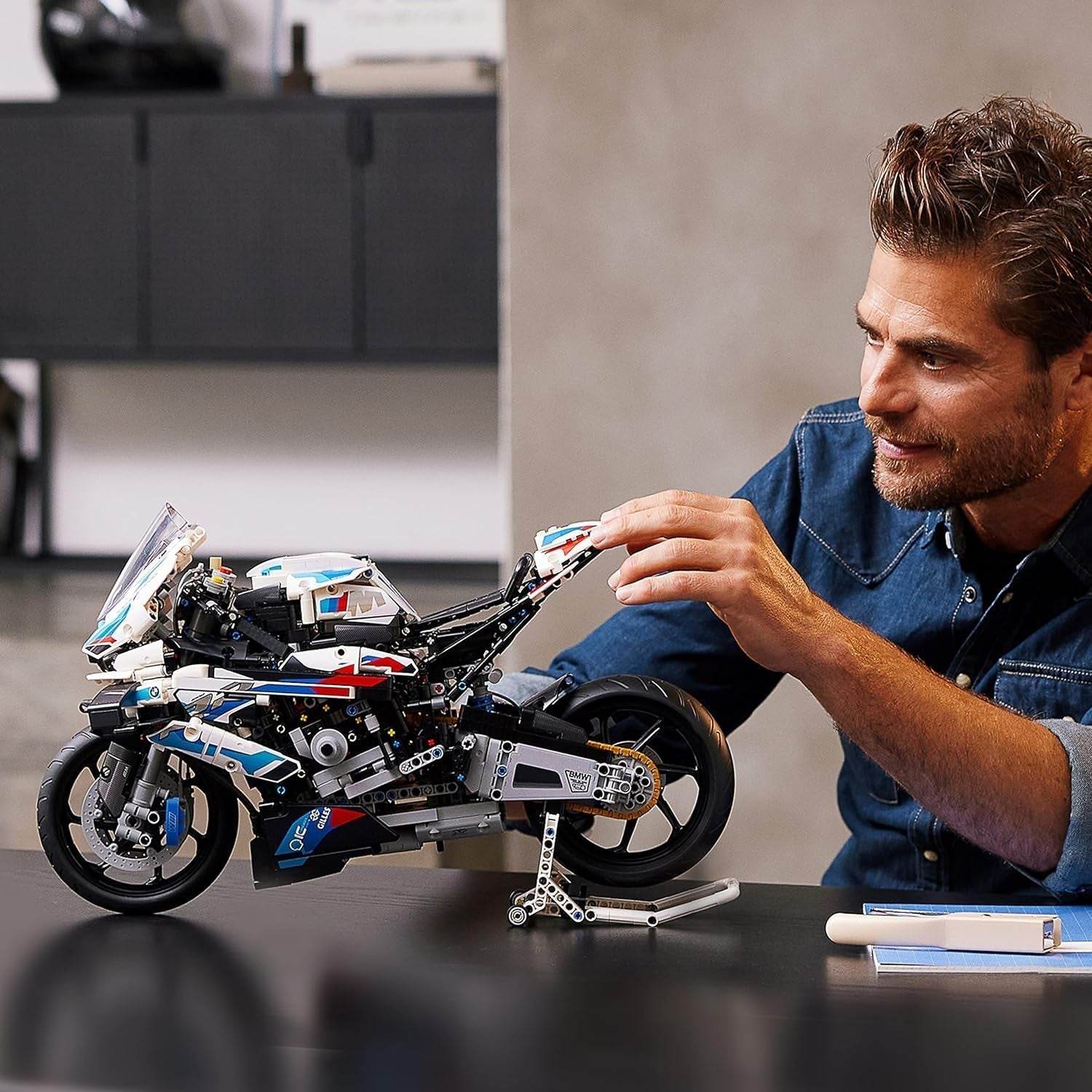 LEGO Technic BMW M 1000 RR Motorcykel Model Voksen Model Kit Sæt som en håndværksgave til mænd og kvinder Hjem eller kontorindretning 42130 Byggesæt Besuche den LEGO-Store