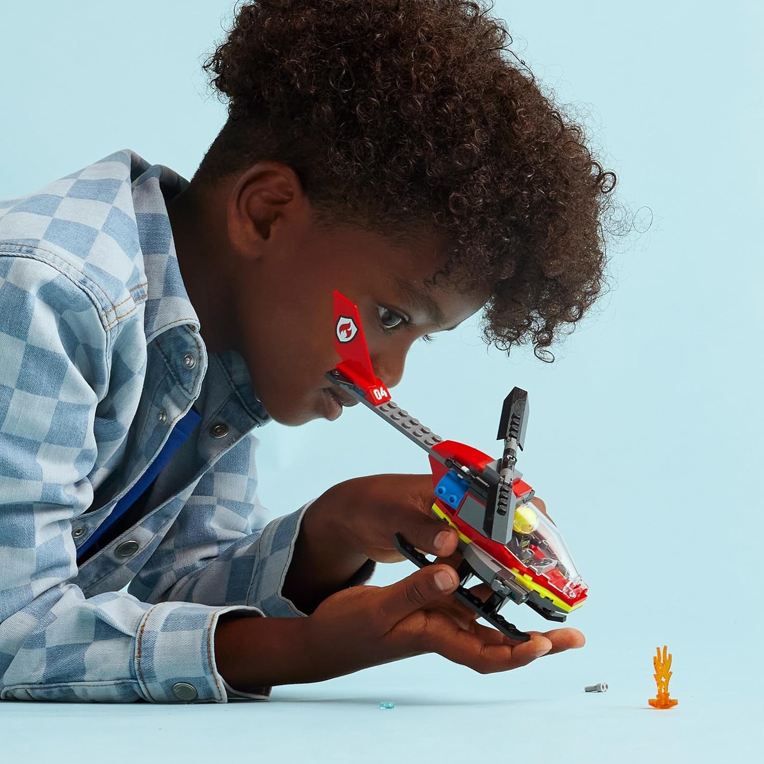 LEGO City Brandvæsen Helikopter, helikopterlegetøj og pilotfigursæt, brandhelikopter til en fantasifuld legeoplevelse, gave til børn, drenge og piger fra 5 år 60411 Byggesæt Besuche den LEGO-Store