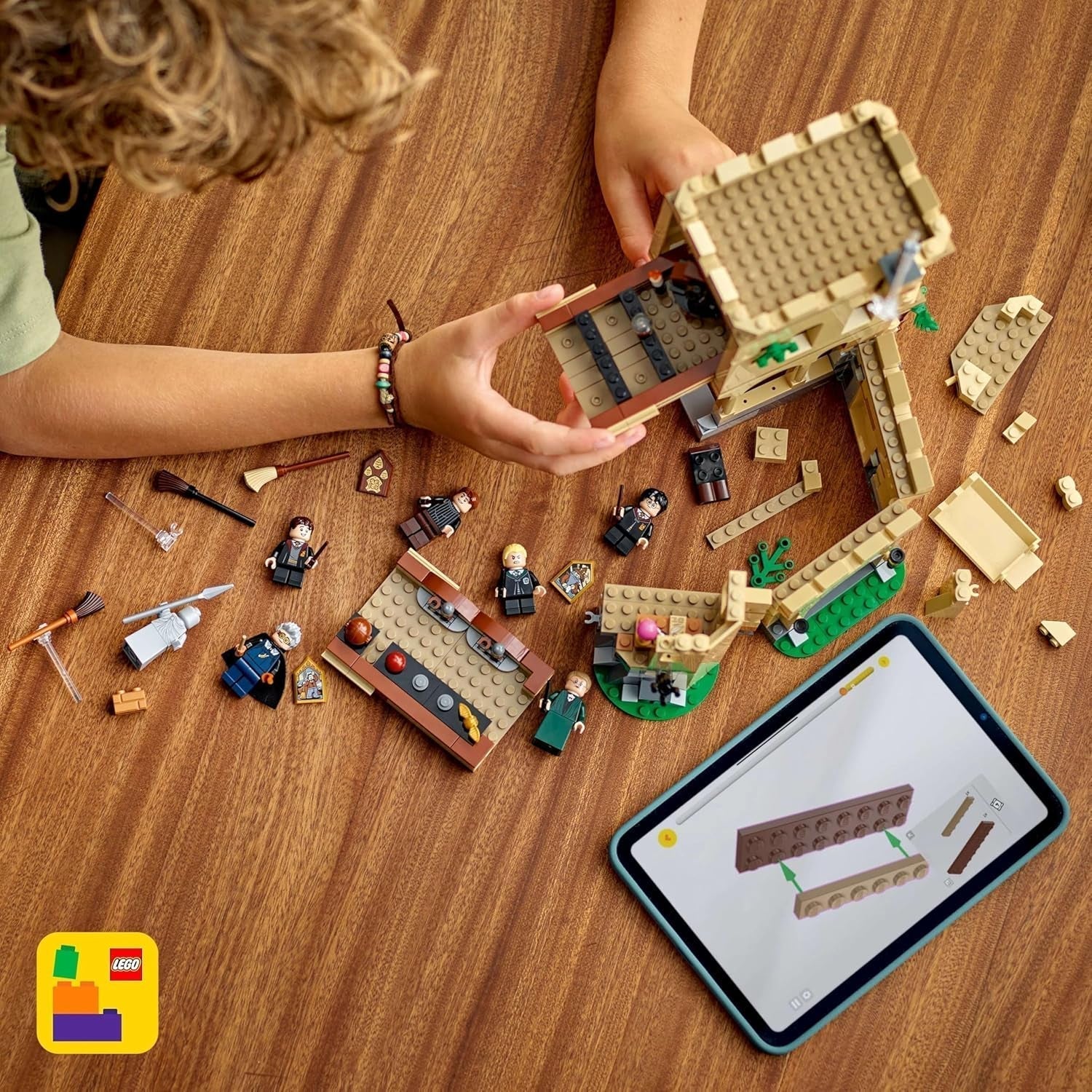 Hogwarts Castle LEGO Harry Potter: Flying Lessons Adventure Legesæt med 6 samlebare minifigurer inklusive Draco Malfoy og Professor McGonagall Rollespilssæt for drenge og piger 9 år 76447 Byggesæt Besuche den LEGO-Store