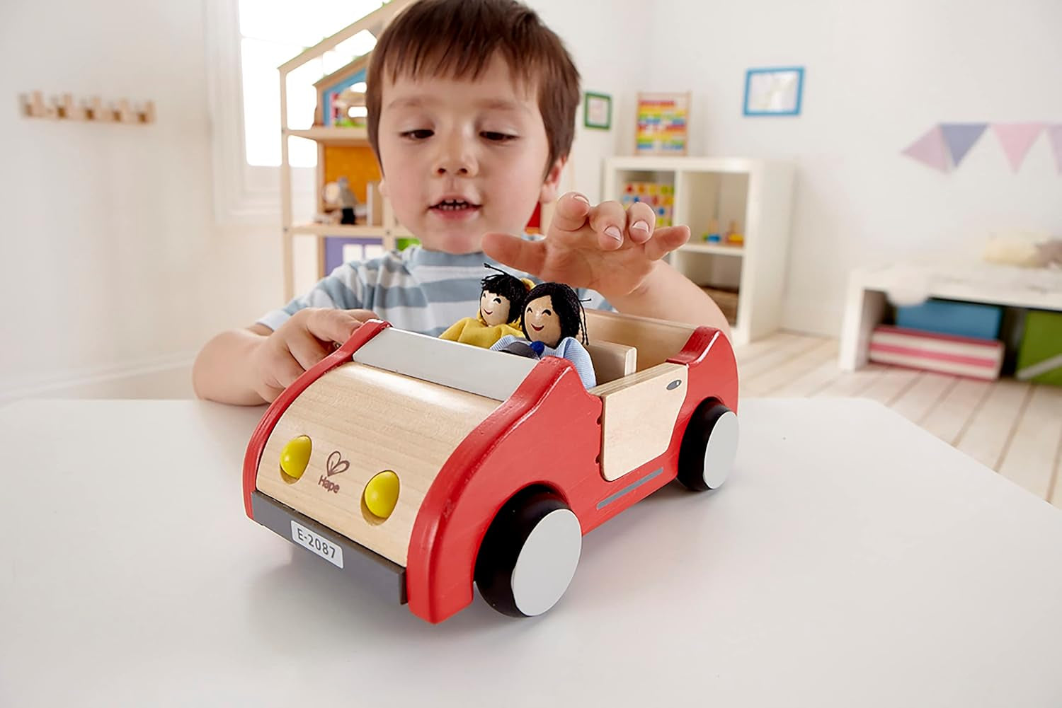 Hape dukkefamilie prisvindende dukkefamiliesæt unikt trædukkehustilbehør Fantastisk leg 6 dukkefamiliemedlemmer Naty Shop-dukker