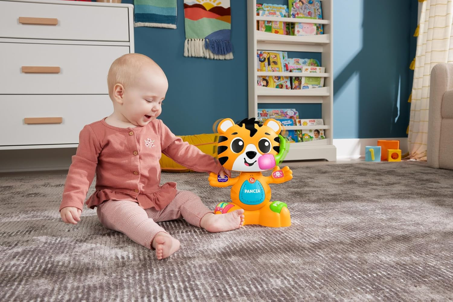Jucărie educativă Fisher-Price pentru bebeluși și copii mici, Beat Bande Learning & Dancing Tiger Justin cu sunete și lumini pentru copii începând cu vârsta de 9 luni, versiune italiană, HYL04 Jucarii Bebe Naty Shop