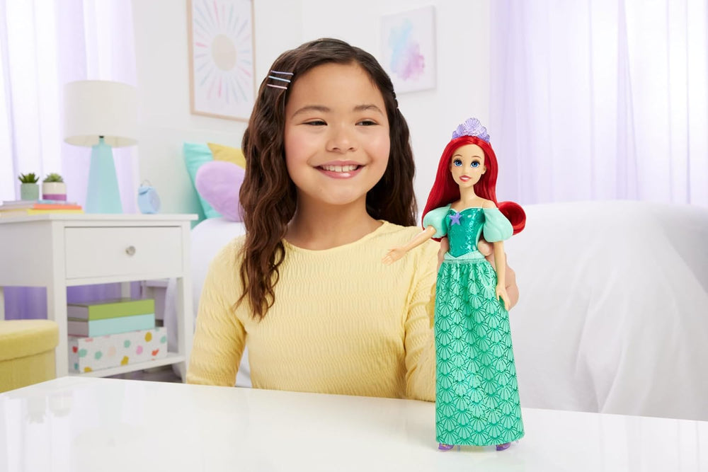 Păpușa Mattel Disney Prințesa Ariel, păr lung pentru coafat, poziționabilă, pantofi și diademă detașabile, cadouri Disney, jucărie pentru vârste de la 3 ani în sus, HLW10