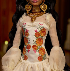 Păpușa Barbie Signature, Ziua Morților 2025, figurină de colecție cu rochie crem cu volane, flori de gălbenele și funde, coroană de flori în păr și vopsea facială Calavera, JBJ05