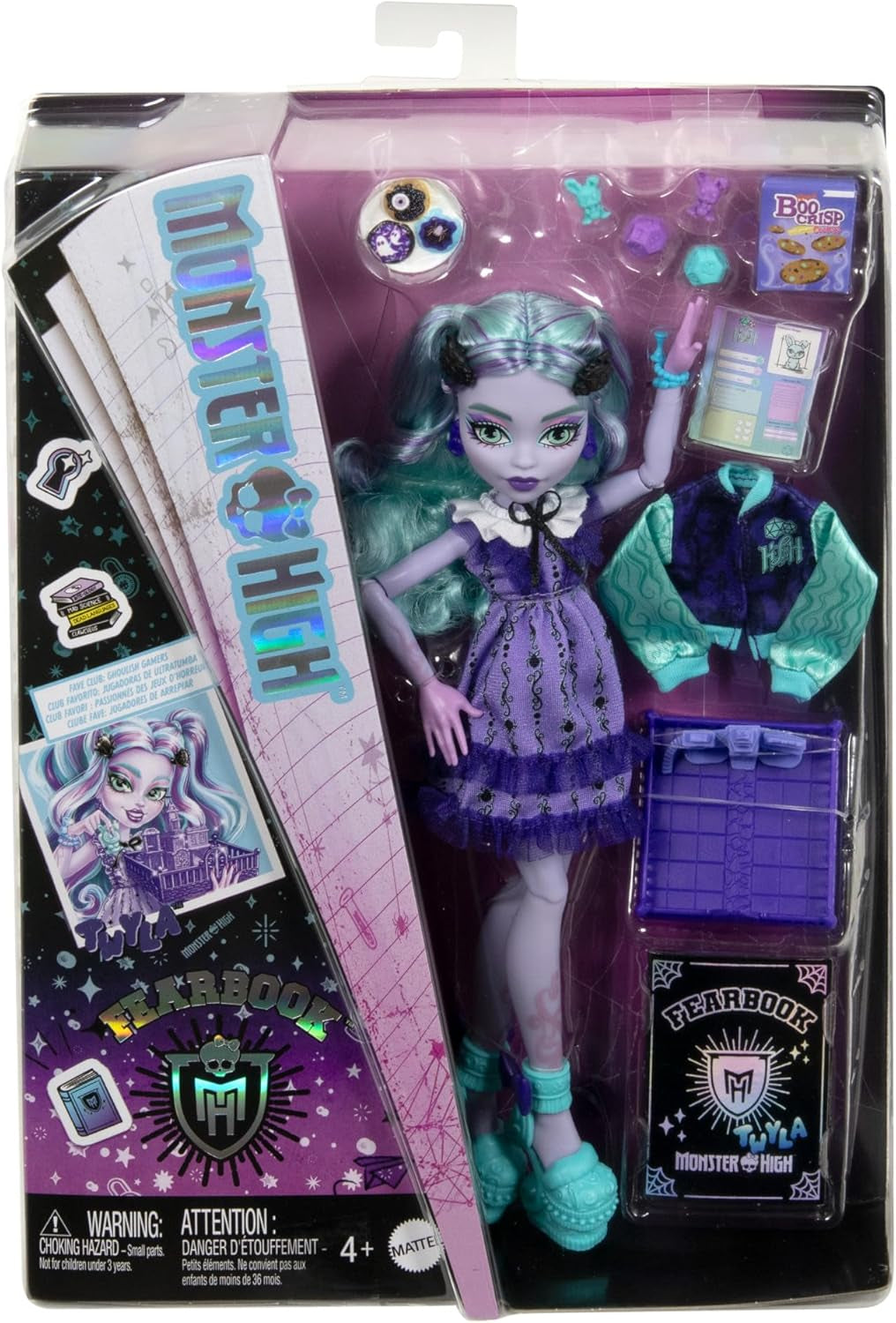 Păpușa Monster High Fearbook Twyla și set de accesorii cu tematică Film Club, jachetă de facultate, album de absolvire, joc de societate și fursecuri, HXW31