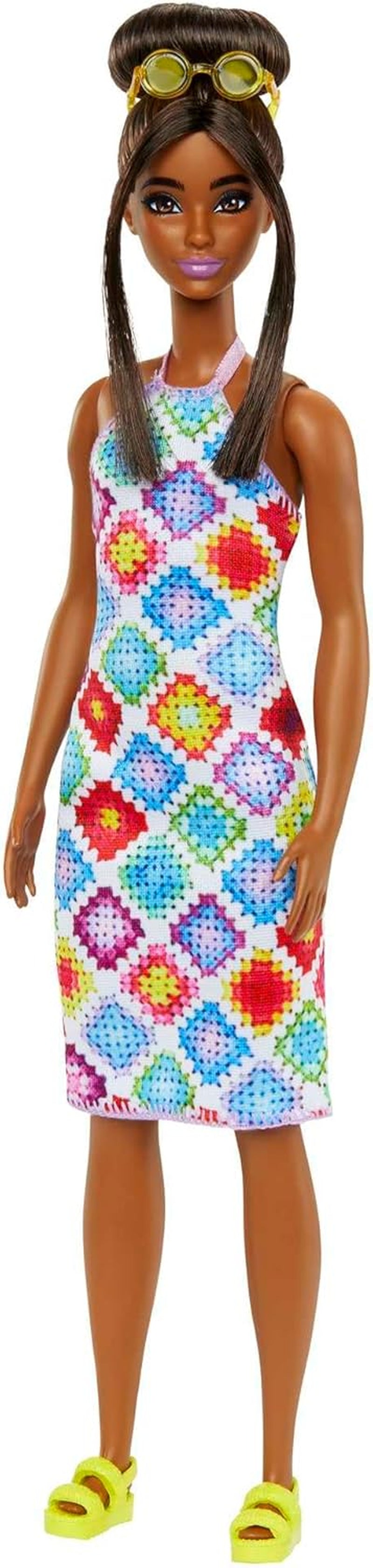 Barbie Fashionistas - Păpușa nr. 210 cu coc glamorous și rochie midi croșetată, ochelari de soare aurii și sandale galbene, pentru copii de la 3 ani în sus, HJT07 Papusi Naty Shop