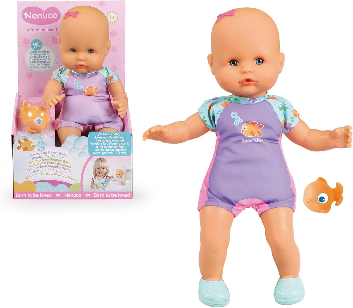 Prima mea baie: O păpușă moale cu corp impermeabil, potrivită pentru utilizare în cadă, piscină și mare. Include un costum de baie și un peștișor plasat în apă.